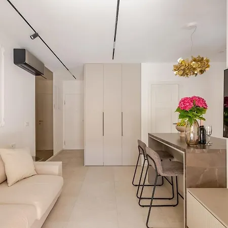 L 29 Luxury With Private Terrace, Сплит